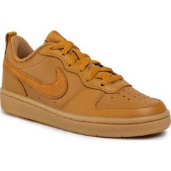 Buty NIKE - Court Borough Low 2 (Gs) BQ5448 700 Wheat/Wheat Gum/Light Brown. Pomarańczowe półbuty damskie Nike, bez wzorów, ze skóry, bez obcasa, na płaskiej podeszwie, bez zapięcia. W wyprzedaży za 189,00 zł.