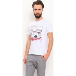 T-shirt krótki rękaw męski z nadrukiem. Białe t-shirty męskie Top Secret, na zimę, xxl, z nadrukiem, z bawełny, bez kołnierzyka, krótkie. W wyprzedaży za 19,99 zł.