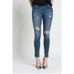 Guess Jeans - Jeansy. Niebieskie jeansy damskie marki Guess Jeans, z aplikacjami, z elastanu. W wyprzedaży za 269,90 zł.