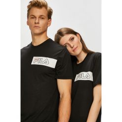 Fila - T-shirt. Czarne bluzki damskie marki Fila, xl, z nadrukiem, z poliesteru, z okrągłym kołnierzem. W wyprzedaży za 99,90 zł.