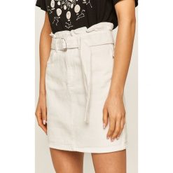 Answear - Spódnica jeansowa. Białe spódniczki damskie ANSWEAR, na co dzień, s, w paski, z bawełny, casualowe, z podwyższonym stanem, mini, proste. Za 129,90 zł.
