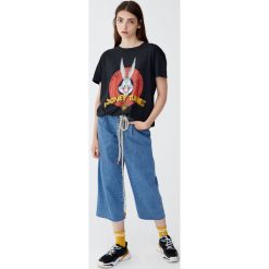 Koszulka z Królikiem Bugsem ze Zwariowanych Melodii. Koszulki damskie Pull&Bear, bez wzorów, bez kołnierzyka. Za 59,90 zł.