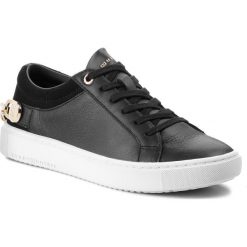 Sneakersy TOMMY HILFIGER - Chain Flag Sne FW0FW03265 Black 990. Czarne sneakersy damskie TOMMY HILFIGER, z aplikacjami, ze skóry, bez obcasa, na płaskiej podeszwie, bez zapięcia. W wyprzedaży za 279,00 zł.