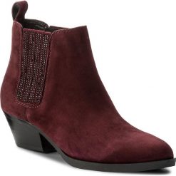 Sztyblety GUESS - Verla FLVER3 SUE09 BURGU. Czerwone botki damskie na obcasie marki Guess, z materiału. W wyprzedaży za 409,00 zł.