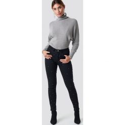 NA-KD Jeansy ze strassem - Black. Czarne boyfriendy damskie NA-KD, z denimu. Za 202,95 zł.