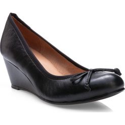 Buty damskie. Czarne koturny damskie Wittchen, z aplikacjami, ze skóry, bez obcasa, na szpilce. W wyprzedaży za 199,90 zł.