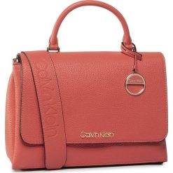 Torebka CALVIN KLEIN - Sided Top Handle K60K606267 XA4. Pomarańczowe topy damskie Calvin Klein, bez wzorów, ze skóry ekologicznej, z klasycznym kołnierzykiem. W wyprzedaży za 379,00 zł.