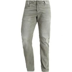 GStar DSTAQ 5PKT SLIM COJ Jeansy Slim Fit army green. Zielone jeansy męskie relaxed fit marki G-Star. W wyprzedaży za 419,30 zł.