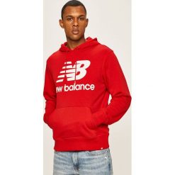 New Balance - Bluza. Czerwone bluzy męskie New Balance, xl, z nadrukiem, z elastanu, z kapturem, bez rękawów, z kapturem. W wyprzedaży za 199,90 zł.