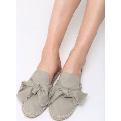 Khaki Klapki In General. Brązowe klapki damskie Multu, bez wzorów, bez obcasa, na płaskiej podeszwie. Za 29,99 zł.