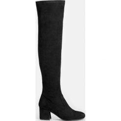 Czarne muszkieterki damskie. Czarne kozaki damskie marki Kazar, na jesień, eleganckie, przed kolano, na wysokim obcasie, na zamek. Za 749,00 zł.