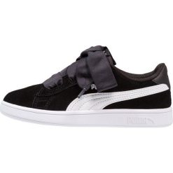 Puma SMASH V2 RIBBON AC PS Tenisówki i Trampki black/white. Czarne trampki dziewczęce marki Puma, z gumy. Za 169,00 zł.