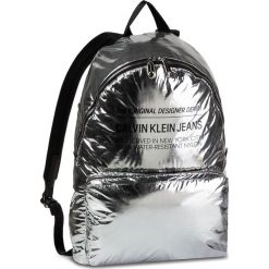 Plecak CALVIN KLEIN JEANS - Cjk Space Foil Campus Bp 45 K60K605808 PE6. Szare torby męskie skórzane Calvin Klein Jeans, bez wzorów, z jeansu. W wyprzedaży za 629,00 zł.