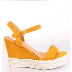 Sandałki na koturnie żółte JS-2952 Yellow. Żółte sandały damskie ButyModne, bez wzorów, z zamszu, na wysokim obcasie, na platformie, bez zapięcia. W wyprzedaży za 79,00 zł.