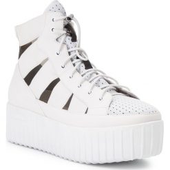 Sneakersy TOGOSHI - FESSURA TG-08-02-000048 602. Białe półbuty damskie Togoshi, na co dzień, bez wzorów, ze skóry ekologicznej, bez obcasa, na koturnie, bez zapięcia. W wyprzedaży za 399,00 zł.