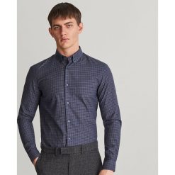 Wzorzysta koszula slim - Szary. Szare koszule męskie Reserved, m, bez wzorów, bez kołnierzyka, bez rękawów. W wyprzedaży za 59,99 zł.