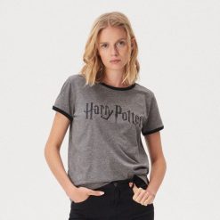 T-shirt z nadrukiem Harry Potter - Szary. Szare t-shirty damskie Sinsay, xl, z nadrukiem, bez kołnierzyka. Za 24,99 zł.