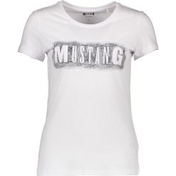 Koszulka "Alexia" w kolorze białym. Białe koszulki damskie Mustang Women, l, z nadrukiem, z bawełny, z okrągłym kołnierzem. W wyprzedaży za 34,95 zł.