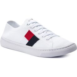 Tenisówki TOMMY HILFIGER - Knitted Flag Lightweight Sneaker FW0FW04150 White 100. Białe półbuty damskie TOMMY HILFIGER, bez wzorów, z gumy, bez obcasa, na płaskiej podeszwie, bez zapięcia. Za 359,00 zł.
