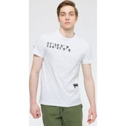 T-shirt męski TSM224 - chłodny jasny szary. Szare t-shirty męskie 4f, m, z nadrukiem, z bawełny, bez kołnierzyka, krótkie. W wyprzedaży za 39,99 zł.