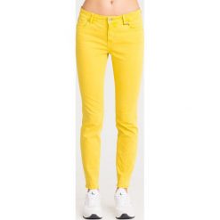 JEANSY SUPER SKINNY FIT ARMANI EXCHANGE. Żółte jeansy damskie Armani Exchange. Za 509,00 zł.