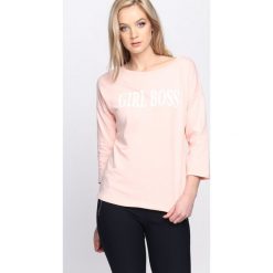 Łososiowa Bluzka Boss Lady. Różowe bluzki damskie Born2be, s, z nadrukiem, z okrągłym kołnierzem. Za 59,99 zł.