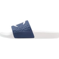 Champion Reverse Weave POOL SLIDES Sandały kąpielowe white/navy. Białe kąpielówki męskie marki Champion Reverse Weave, z materiału. Za 129,00 zł.