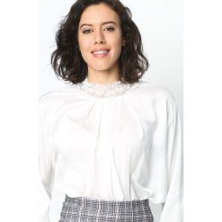 Biała Bluzka Lace Trims. Białe bluzki damskie koronkowe marki Born2be, s, z długim rękawem. Za 64,99 zł.