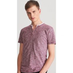 T-shirt z guzikami - Bordowy. Czerwone t-shirty męskie Reserved, s, bez wzorów, bez kołnierzyka. Za 39,99 zł.