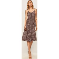 Answear - Sukienka. Fioletowe sukienki damskie ANSWEAR, na co dzień, s, bez wzorów, z wiskozy, casualowe, bez kołnierzyka, bez rękawów, midi, proste. Za 129,90 zł.