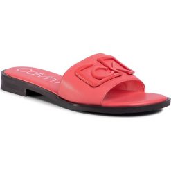 Klapki CALVIN KLEIN - Ty B4E8842 Coral. Różowe klapki damskie Calvin Klein, z aplikacjami, ze skóry ekologicznej, bez obcasa, na obcasie. Za 579,00 zł.