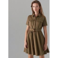 Koszulowa sukienka w stylu safari - Khaki. Brązowe sukienki damskie marki Mohito, s, bez wzorów, z koszulowym kołnierzykiem, bez rękawów, koszulowe. Za 169,99 zł.