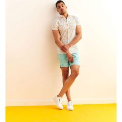 Koszula z nadrukiem slim fit. Białe koszule męskie Top Secret, na lato, m, z nadrukiem, z tkaniny, eleganckie, bez kołnierzyka, z krótkim rękawem. W wyprzedaży za 29,99 zł.