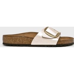 Birkenstock - Klapki. Białe klapki damskie Birkenstock, bez wzorów, ze skóry, bez obcasa. Za 339,90 zł.