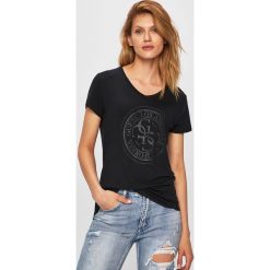 Guess Jeans - Top. Białe bluzki damskie Guess Jeans, s, z nadrukiem, z elastanu, z okrągłym kołnierzem. Za 199,90 zł.
