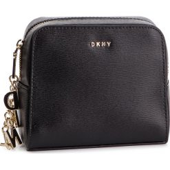 Kosmetyczka DKNY - R91R3A67 Blk/Gold BGD. Czarne kosmetyczki męskie DKNY, bez wzorów, ze skóry. W wyprzedaży za 259,00 zł.