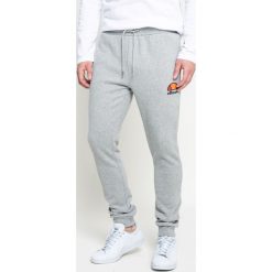Ellesse - Spodnie. Szare spodnie męskie Ellesse, na co dzień, m, bez wzorów, z bawełny. W wyprzedaży za 149,90 zł.