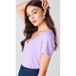 NA-KD Basic T-shirt z dekoltem V - Purple. Fioletowe t-shirty damskie NA-KD Basic, z bawełny. W wyprzedaży za 21,18 zł.