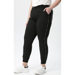 Czarne Spodnie Dresowe Crazy Fever. Czarne spodnie damskie Born2be, na wiosnę, xl, z napisami, z dresówki, długie. Za 49,99 zł.