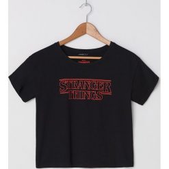 Koszulka Stranger Things - Czarny. Czarne koszulki damskie House, s, bez wzorów, bez kołnierzyka, bez rękawów. Za 49,99 zł.