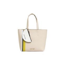 Torby shopper Calvin Klein Jeans K60K605213 CK MUST MEDIUM SHOPP. Brązowe torby damskie na zakupy Calvin Klein Jeans, bez wzorów, z jeansu, bez dodatków. Za 508,50 zł.