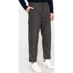 Calvin Klein Spodnie Szary. Szare spodnie męskie Calvin Klein, bez wzorów, z poliesteru. Za 516,95 zł.