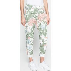 G-Star Raw - Spodnie. Szare spodnie damskie G-Star RAW, bez wzorów, z bawełny, retro. W wyprzedaży za 359,90 zł.