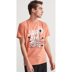 T-shirt z nadrukiem - Czerwony. Czerwone t-shirty chłopięce marki Reserved, s, z nadrukiem. Za 59,99 zł.
