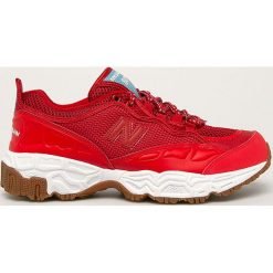 New Balance - Buty ML801BED. Czerwone sneakersy męskie New Balance, z okrągłym noskiem, na sznurówki. W wyprzedaży za 349,90 zł.