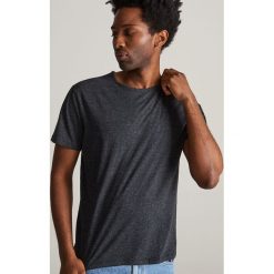 T-shirt z melanżowej dzianiny - Czarny. Czarne t-shirty męskie Reserved, s, bez wzorów, z dzianiny, bez kołnierzyka. Za 29,99 zł.