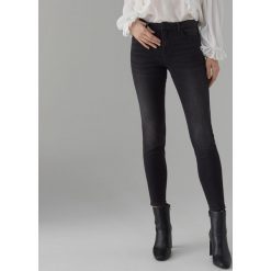 Jeansy skinny z lampasami - Czarny. Czarne jeansy damskie Mohito, bez wzorów, z jeansu. W wyprzedaży za 79,99 zł.