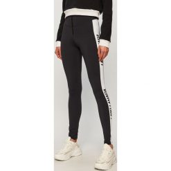 LaBellaMafia - Legginsy. Czarne spodnie damskie LABELLAMAFIA, s, z nadrukiem, z elastanu. Za 269,90 zł.