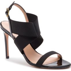 Sandały Stuart Weitzman Alana ZL77281. Czarne klapki damskie Stuart Weitzman, bez wzorów, bez obcasa. W wyprzedaży za 799,00 zł.