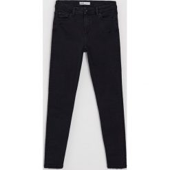 Jeansy skinny z przetarciami - Niebieski. Niebieskie jeansy damskie Cropp. Za 99,99 zł.